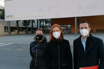 Jéssica Albiach con los candidatos por Tarragona Jordi Jordán y Yolanda López delante del Hospital de El Vendrell.