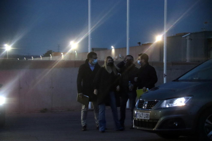 Artadi y Rius, de JxCat, y Aragonès y Jové, de ERC, en el exterior de Lledoners después de finalizar la reunión.