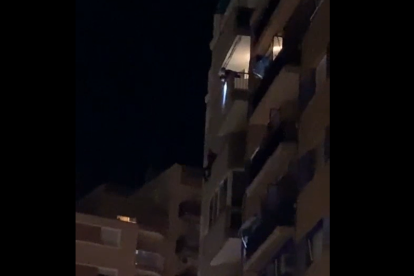 El hombre subido al balcón del edificio de Ramon i Cajal.