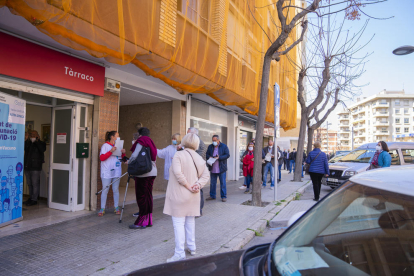 Colas de centenares de personas en la avenida de Cataluña de Tarragona para acudir a un centro de vacunación.