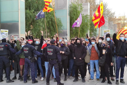 Los manifestantes frente a la presencia policial en el acto de Vox a Reus.