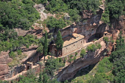 Imatge aèria de l'ermita de l'Abellera. un dels punts de trobada de visitants a Prades.