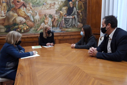 Reunión entre el Ayuntamiento de Valls y los representantes de la empresa norteamericana.