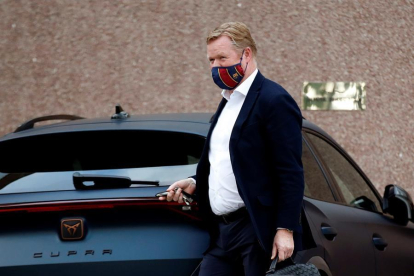 L'entrenador del Barça, Ronald Koeman, sortint de les dependències del club.