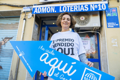 La titular Beatriz Lozano muestra orgullosa el cartel que acredita la administración como premiada.