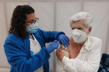 Una dona rebent la vacuna.