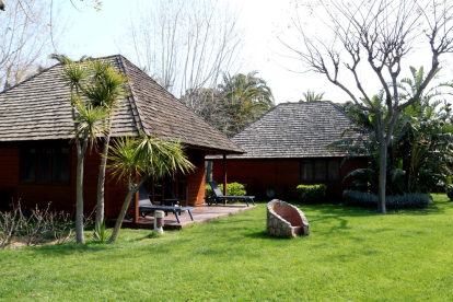 Dos bungalows del camping Playa Montroig Camping Resort el día antes de su reapertura por Semana Santa.