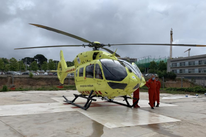 L'helicòpter medicalitzat a l'heliport de l'Hospital Joan XXIII.