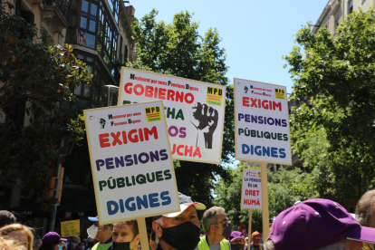 Unos carteles a favor de las pensiones dignas.
