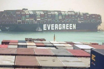 El buque 'Ever Given', encallado en el canal de Suez.