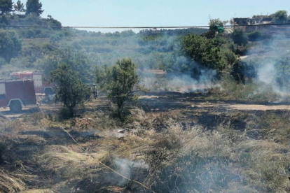 Els Bombers extingeixen dos incendis de vegetació a Vilallonga del Camp i a Riera de Gaià