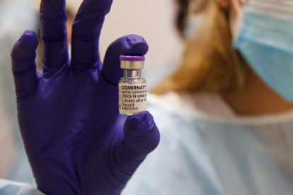 Imatge d'una dosi de la vacuna administrada.