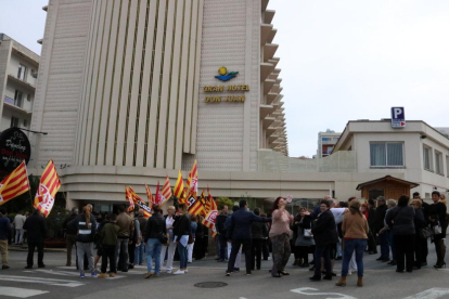 Imatge dels treballadors protestant davant l'Hotel Don Juan.