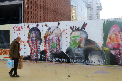 Saboteado el mural crítico obra del artista urbano Roc Blackblock.