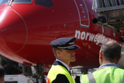 Sus miembros de la tripulación hablando delante del primer avión de Norwegian de que hará la ruta entre Barcelona y Chicago