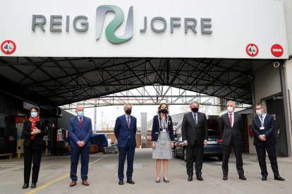 Foto de grupo con la ministra Maroto el comisario de Mercado Interior, Thierry Breton, en la sede de Reig Jofre en Sant Joan Despí.