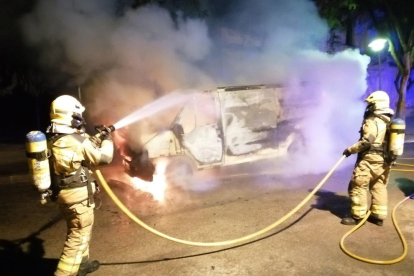 Los bomberos pudieron apagar el incendio de la furgoneta sin complicaciones.