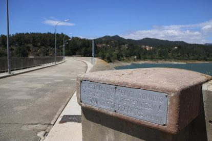 Una placa donde se lee que las aguas son propiedad de la comunidad de regantes, en el pantano de Riudecanyes.