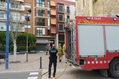 Imatge de Bombers, Policia Portuària i Mossos d'Esquadra davant l'edifici.