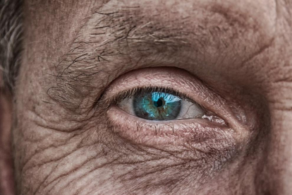 Imagen de archivo del ojo de una persona mayor.