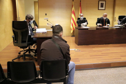 De espaldas, el acusado de agredir sexualmente la hijastra de 12 años a Calonge y amenazarla con un cúter.