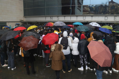 Concentración de alumnos y exalumnos del Institut del Teatre en la puerta del centro para denunciar los presuntos casos de abuso de poder y acoso.