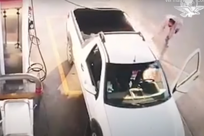 Captura del vídeo on es veu el moment en el que el cotxe comença a cremar.