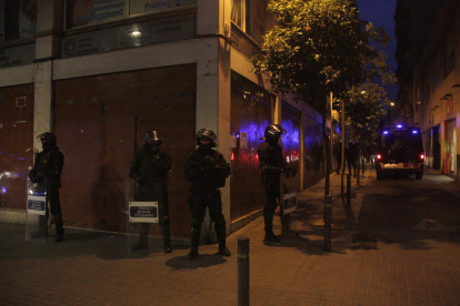 Los Mossos d'Esquadra, blindando el Banco Expropiado. Imagen del 25 de mayo del 2016.