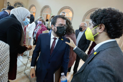 El diputado de JxCat Damià Calvet saluda el candidato republicano Pere Aragonès, al final del primer debate de investidura en el Parlament.