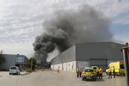 Imatge de l'exterior de l'empresa que s'ha incendiat.