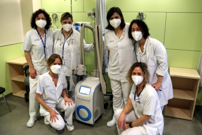 Foto de grup de l'equip d'infermeria d'hospital de dia d'oncologia de l'Hospital de Terrassa amb el dispositiu per prevenir l'alopècia.