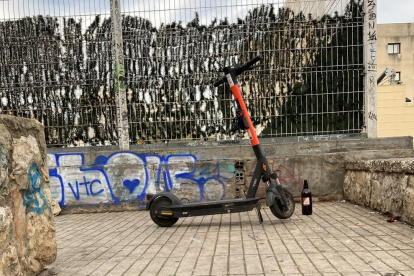 Un patinete y una botella de alcohol en la zona de Josepa Massanés.