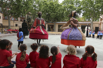 Alumnos de la Escuela Montsant disfrutando de uno de los bailes que se hicieron ayer a La Palma.