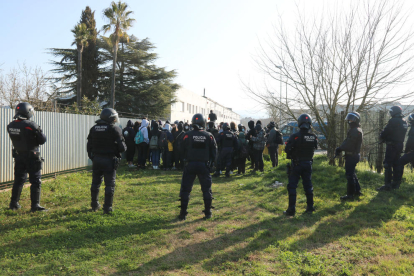 Los Mossos encapsulando los jóvenes para identificarlos en un descampado próximo al corte a Girona.