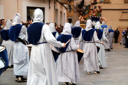 Algunas vestes tocando los tambores, siguiendo uno de los pasos de la procesión del Santo Entierro de Tarragona.