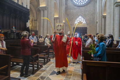 La bendición de las palmas y el oficio de Domingo de Ramos se hizo a la Catedral con la asistencia de unas 300 personas.
