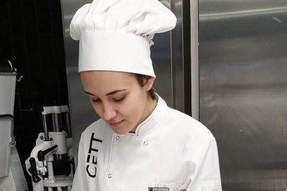 Maria Oyonate elaborant una recepta al CETT de Barcelona.