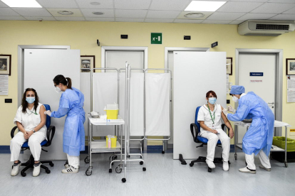 Dues sanitàries rebent la injecció amb la vacuna de Pfizer contra la covid a la ciutat de Cremona, a la Llombardia italiana