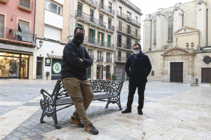 Mohamed Said Badaoui y Yasin Boulahtit, en la plaza del Castell.