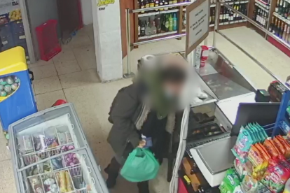 Moment del robatori al supermercat de Torreforta.
