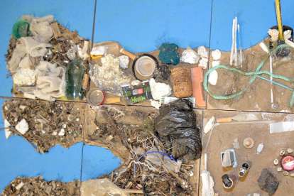 Isla hecha por los escolares con los plásticos de la playa.
