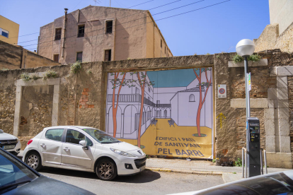 Imatge del mural col·locat pels veïns en una porta d'entrada a l'edifici del carrer Santiyán.
