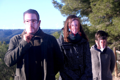 Activistas del colectivo Terra Alta Viva caracterizados con mascarillas de los consellers Pere Aragonès, la exconsellera Àngels Chacón y la consellera Teresa Jordà.