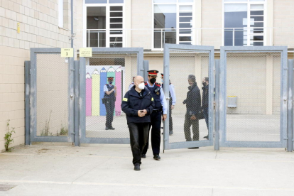 Agents dels Mossos d'Esquadra sortint de l'institut de Vidreres