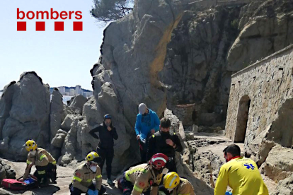 Un rescate en la zona de rocas de la playa de la Belladona de Calonge.