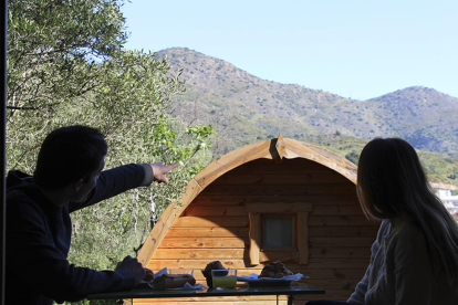 Dos personas desayunando en una terraza de un camping de las comarcas gerundenses, en una imagen de archivo.