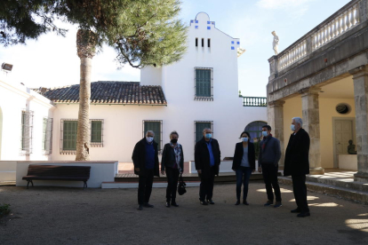 Autoritats davant del Museu Pau Casals del Vendrell, on s'hi durà a terme un projecte de renovació integral.
