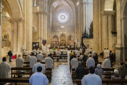 Una setantena de sacerdots van assistir a la missa crismal.