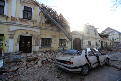 Una casa destruida y un coche chafado por el terremoto en Petrinja, Croacia