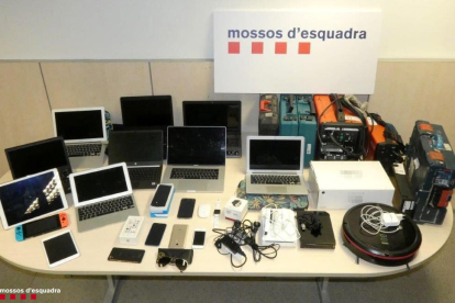 Entre els objectes recuperats hi ha ordinadors, tauletes electròniques i telèfons mòbils.